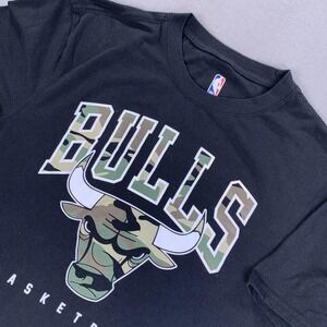 Chicago Bulls Shirt Mens Large Black Camo NBA Basketball Short Sleeve Graphic